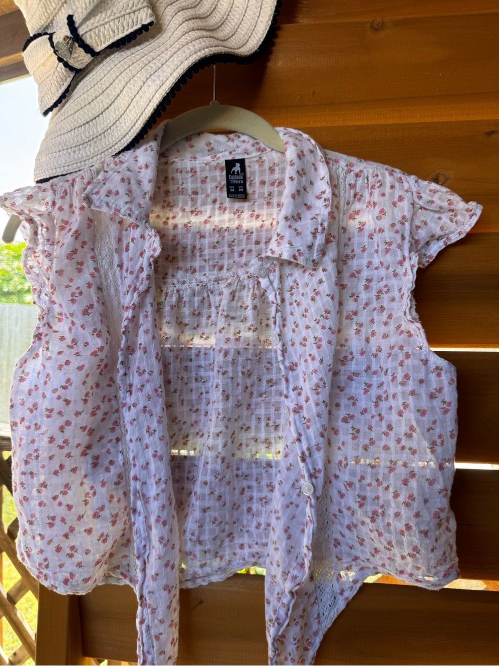 Cuidado con el Perro White Floral Crop Top - Pink Floral